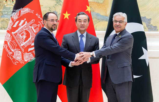 وزرای خارجه افغانستان، چین و پاکستان: باتـروریزم بدون تـمایز مبارزه می کنیم